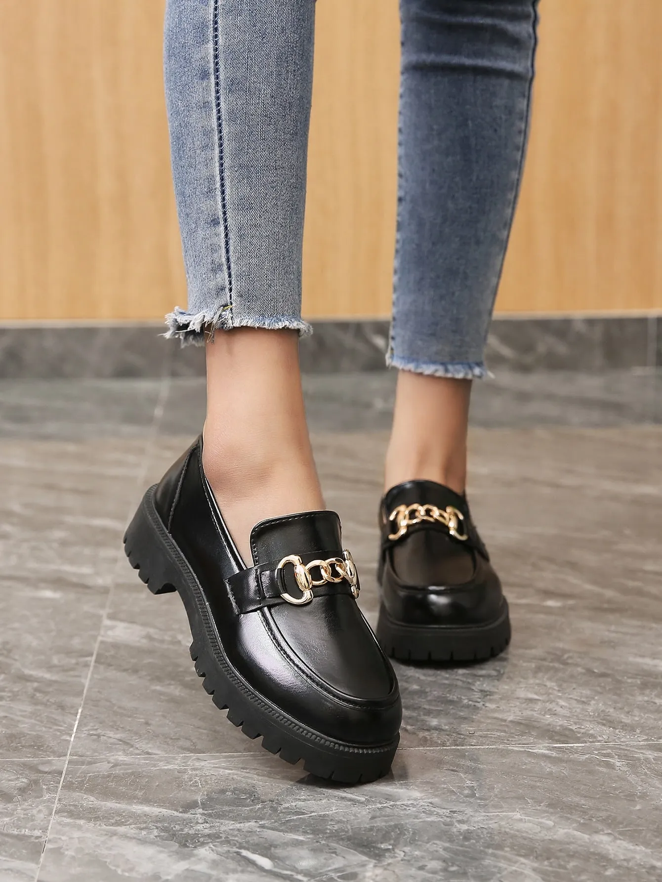 Minimalist Chain Decor Loafers